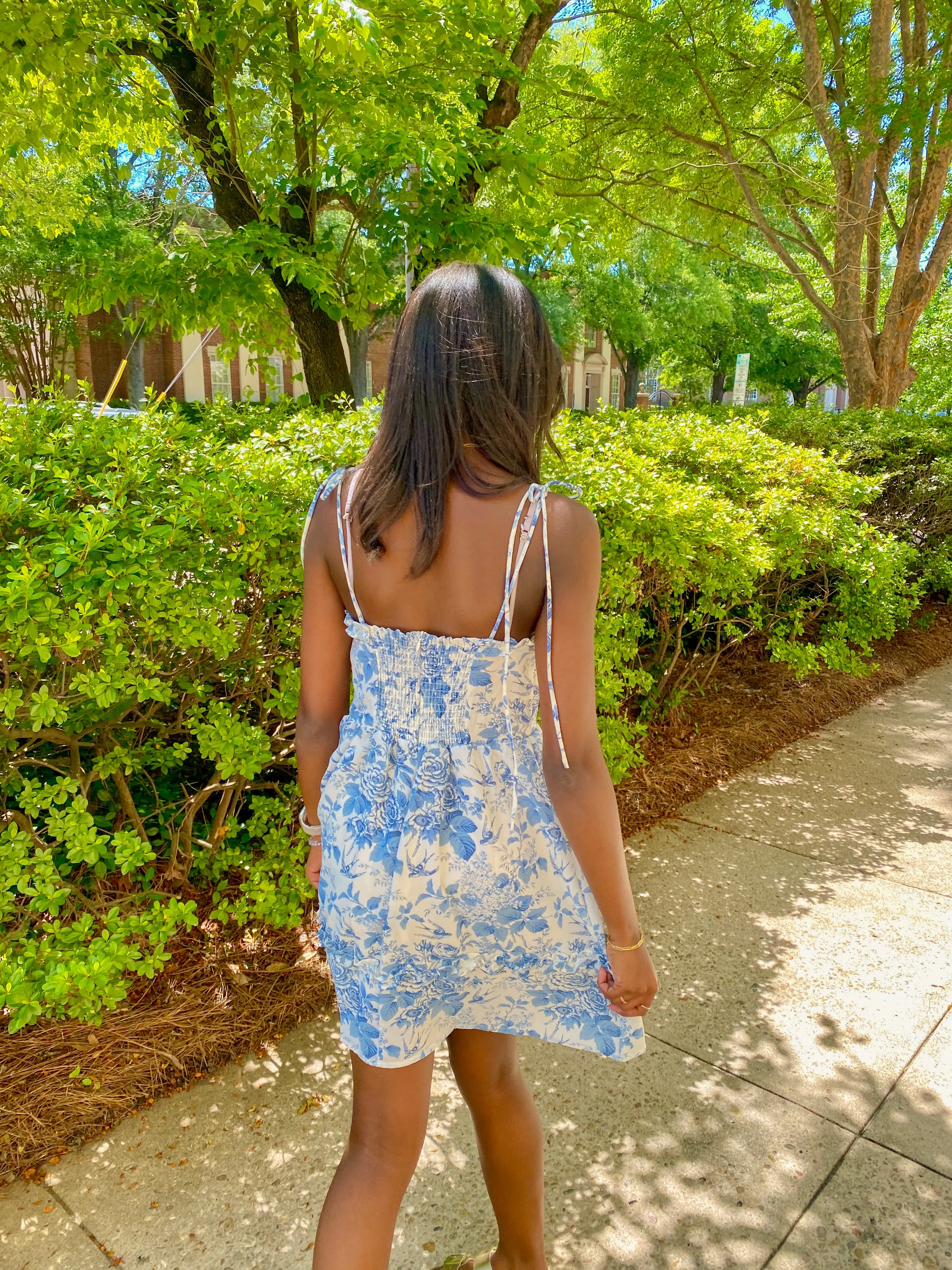 BLUE AND WHITE FLORAL PRINT TIE STRAP MINI DRESS