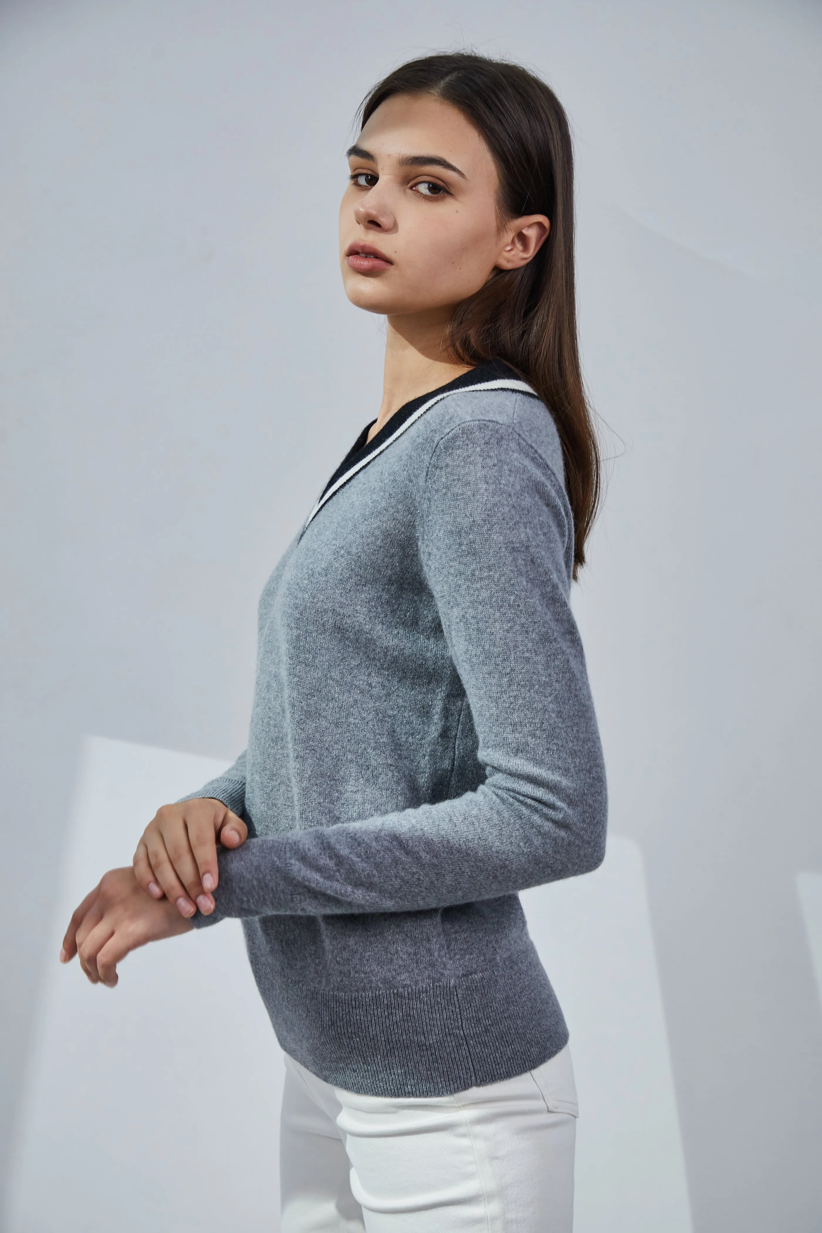 Contrasting V-neck Cashmere Sweater